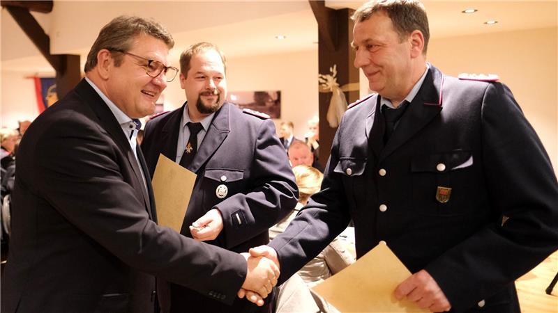 Großfeuer in Gräpel bleibt im Gedächtnis: schwierige Einsätze für die Feuerwehr Samtgemeindebürgermeister Holger Falcke (links) gratuliert Marco Elfers, Feuerwehr Estdorf, zur Beförderung zum Hauptlöschmeister. Im Hintergrund Thorsten Poppe, Feuerwehr Oldendorf.