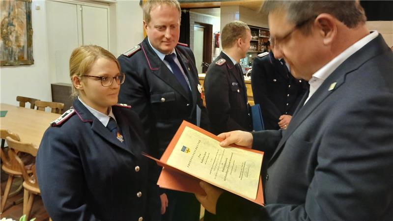 Sie ist die einzige Ortsbrandmeisterin im Landkreis Stade Samtgemeindebürgermeister Holger Falcke (rechts) überreicht Katharina Jarck die Ernennungsurkunde zu Ortsbrandmeisterin in Breitenwisch. In der Mitte Hauke Jarck, der auf eine Wiederwahl verzichtete.