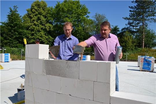 Samtgemeindebürgermeister Holger Falcke (rechts) und Schulleiter Friedemann Reinhard legten den Grundstein.