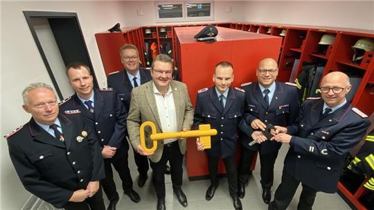 Samtgemeindebürgermeister Holger Falcke übergibt der Feuerwehr Heinbockel den symbolischen Schlüssel fürs runderneuerte und vergrößerte Gerätehaus.