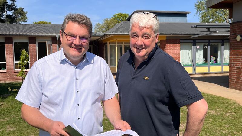 Samtgemeindebürgermeister Holger Falcke und Hammahs Bürgermeister Stefan Holst (rechts).