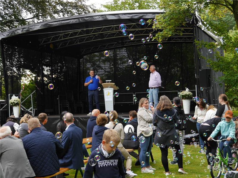 Toller Querschnitt durch die Vereine – In Himmelpforten feiern alle gemeinsam Samtgemeindebürgermeister Holger Falcke eröffnete gemeinsam mit Moderator Thomas Rosteck das dritte Allesamt-Gemeinde-Fest eröffnete. Foto: Umland