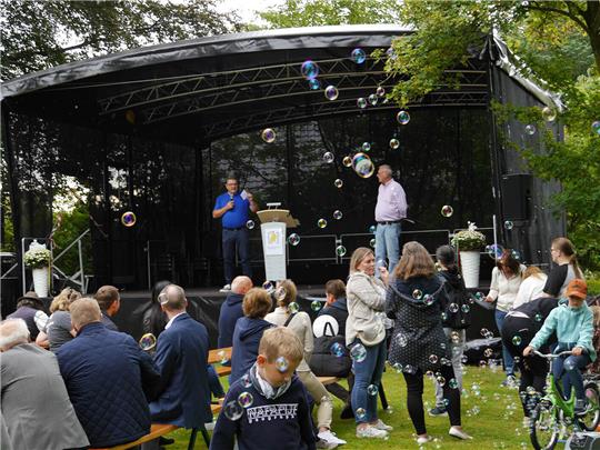 Samtgemeindebürgermeister Holger Falcke eröffnete gemeinsam mit Moderator Thomas Rosteck das dritte Allesamt-Gemeinde-Fest eröffnete. Foto: Umland