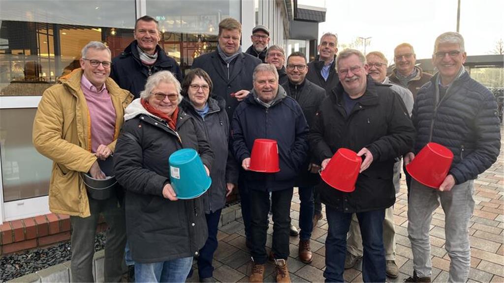 Samtgemeindebürgermeister Knut WIllenbockel (links) freut sich gemeinsam mit den...