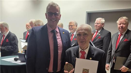 Samtgemeindebürgermeister Knut Willenbockel ehrt Helmut Dammann aus Nottensdorf für seine ehrenamtliche Tätigkeit mit dem Ehrentaler der Samtgemeinde Horneburg.