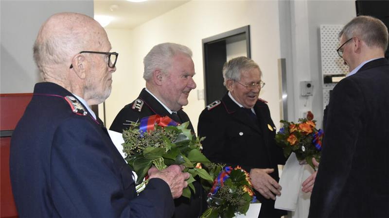 Samtgemeindebürgermeister Knut Willenbockel gratuliert Otto Cohrs (Bliedersdorf), Heinrich Marschewski (Agathenburg) und Werner Tiededmann (Dollern) für 60 Jahre Mitgliedschaft.