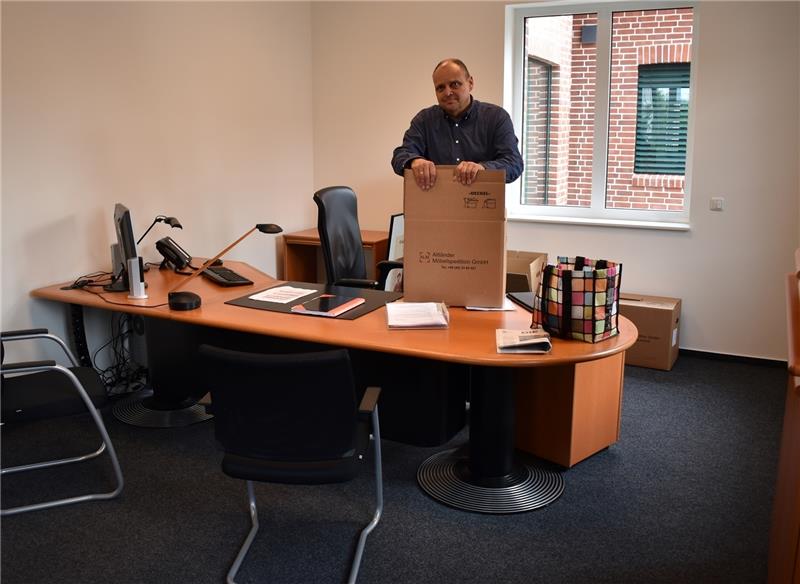 Samtgemeindebürgermeister Michael Gosch (CDU) räumt sein Büro im neuen Rathaus in Steinkirchen ein.