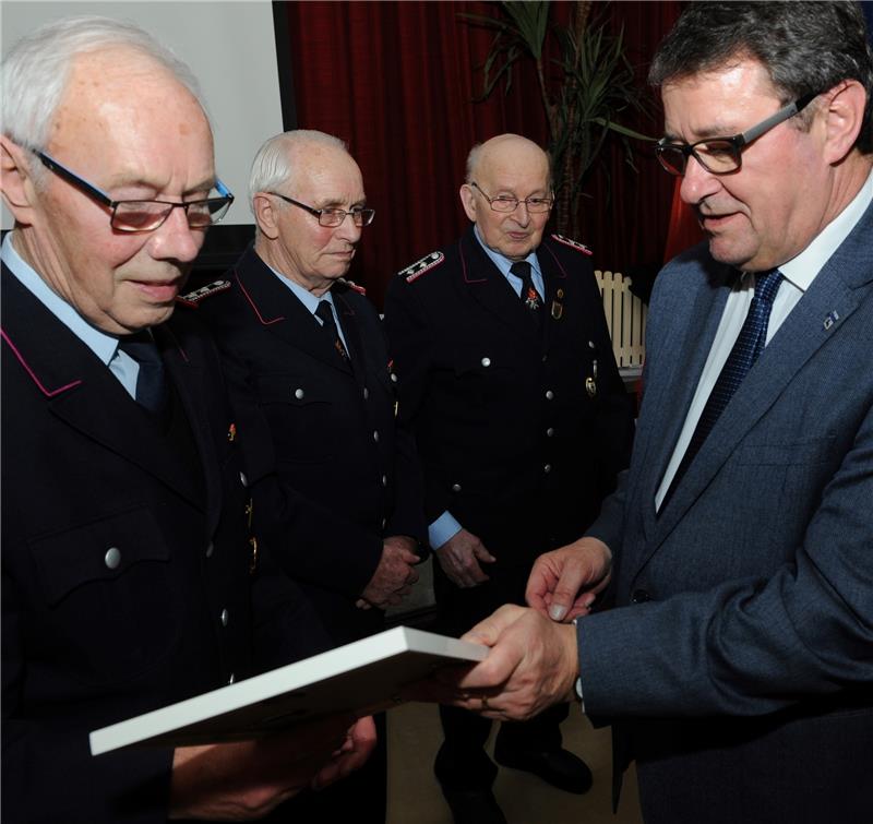 Samtgemeindebürgermeister Rainer Schlichtmann ehrt die langjährigen Mitglieder Johann Wilkens (Kakerbeck), Joachim Poppe (Ruschwedel) und Joachim Mehrkens (Wohlerst, von rechts) mit Präsenten. Fotos Kordländer