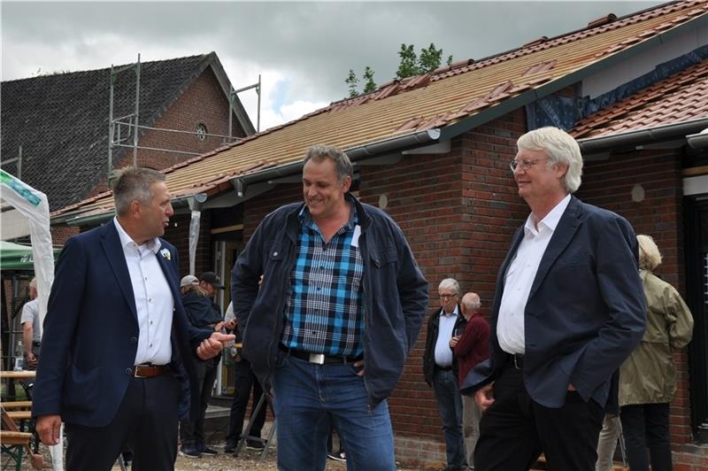 Senioren-Wohnpark in Hollern-Twielenfleth ist fast fertig Samtgemeindebürgermeister Timo Gerke, Bauunternehmer Jörg Oellrich und Pastor Uwe Junge im Gespräch. Foto: Lankuttis