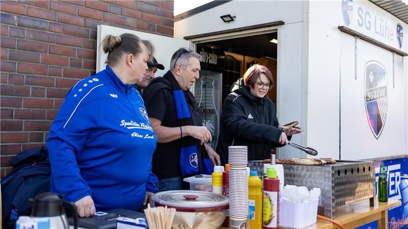 Samtgemeindebürgermeister Timo Gerke (Mitte) unterstützt die SG Lühe im Rechtsstreit und stand am Grill. Die Wurstbude darf nicht geöffnet werden.