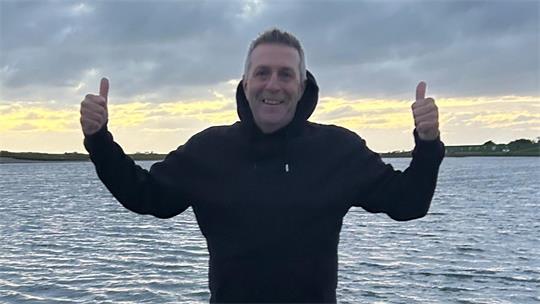 Samtgemeindebürgermeister Timo Gerke (parteilos) freut sich am Sonntagabend am Strand von Büsum über seinen Wahlsieg.