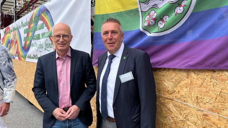 Samtgemeindebürgermeister Timo Gerke (rechts) im Gespräch mit Hamburgs Erstem Bürgermeister Peter Tschentscher.