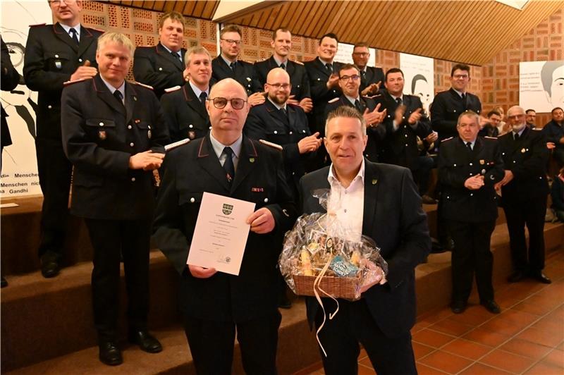 Samtgemeindebürgermeister Timo Gerke (rechts) würdigte die Verdienste von Ulrich von Stemmen (63). Der Rat ernannte den Mittelnkirchener - einstimmig - zum Ehrenbrandmeister. Foto: Vasel