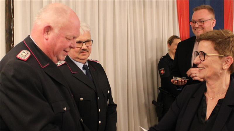 Samtgemeindebürgermeisterin Erika Hatecke gratuliert Egon Viehmann zur Beförderung zum 1. Hauptlöschmeister.