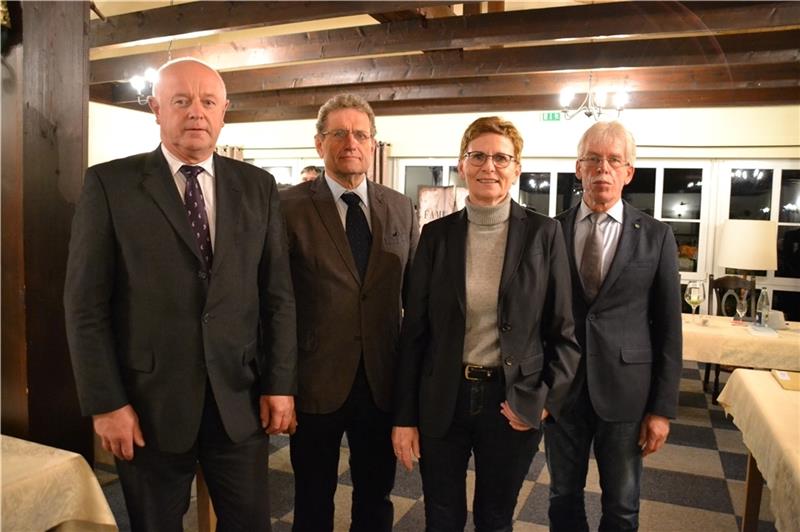 Samtgemeinderat Nordkehdingen: Die alten Hasen bleiben an der Spitze Samtgemeindebürgermeisterin Erika Hatecke mit ihren Stellvertretern Bernd Tietje, Herrmann Bösch und Jonny Röndigs (von links). Foto: Helfferich