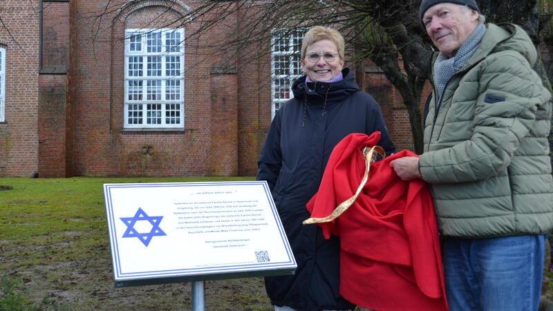 Gedenktafel für jüdische Familie Renner in Oederquart aufgestellt Samtgemeindebürgermeisterin Erika Hatecke und Familienforscher Hans Tegtmeier enthüllen die Gedenktafel für die jüdische Familie Renner.
