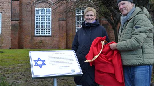 Samtgemeindebürgermeisterin Erika Hatecke und Familienforscher Hans Tegtmeier enthüllen die Gedenktafel für die jüdische Familie Renner.