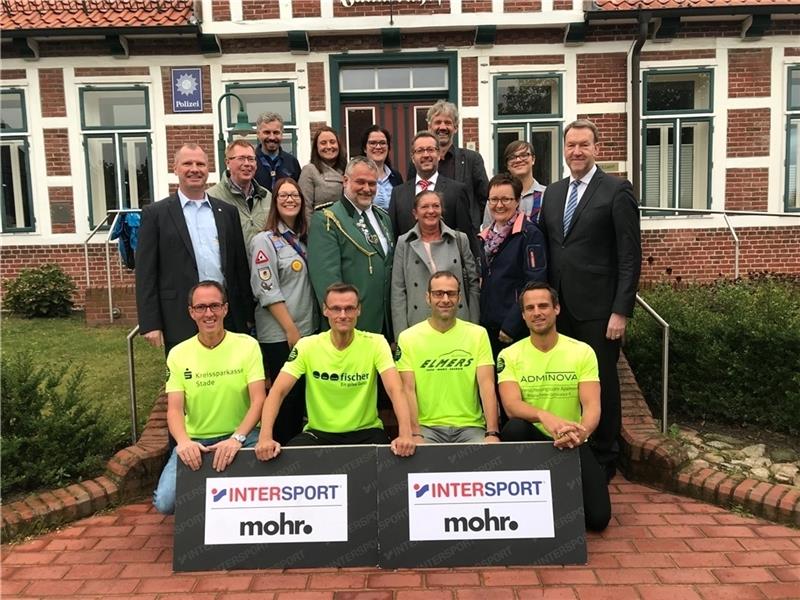 Samtgemeindebürgermeisterin Petra Beckmann-Frelock (oben Mitte) mit Mitgliedern des Gewerbeverbunds, Vereinsvertretern, Sponsoren und den vier Spendenläufern vorm Rathaus. Foto: Lepél