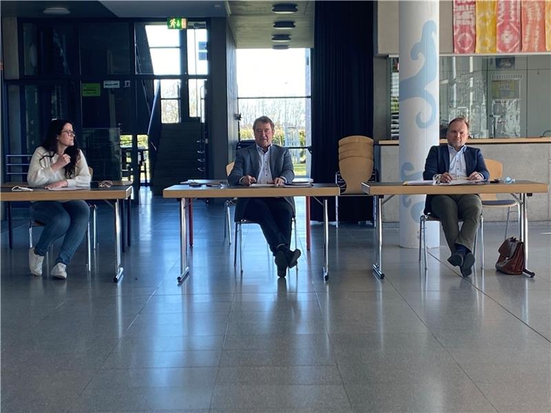 Samtgemeindebürgermeisterin Petra Beckmann-Frelock (von links), Mediator Rainer Schlichtmann und der Ratsvorsitzende Christian Wilkens stellen die Vereinbarung vor. Foto: Lepél