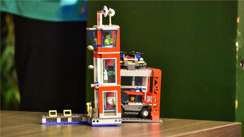 Samtgemeindebürgermeisterin Ute Kück präsentierte den rund 300 Gästen dieses Lego-Spielzeug. Was hat es damit auf sich?