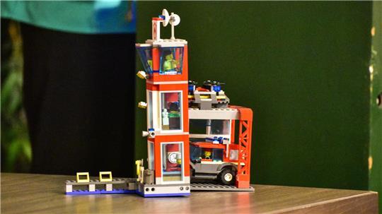 Samtgemeindebürgermeisterin Ute Kück präsentierte den rund 300 Gästen dieses Lego-Spielzeug. Was hat es damit auf sich?