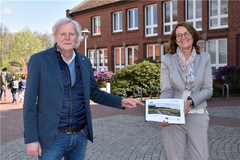 Region Moorexpress-Stader Geest: Zwei Millionen Euro Fördergelder in Aussicht Samtgemeindebürgermeisterin Ute Kück übergibt Siegfried Diercken vom Amt für regionale Landesentwicklung Lüneburg das regionale Entwicklungskonzept. Foto: Felsch