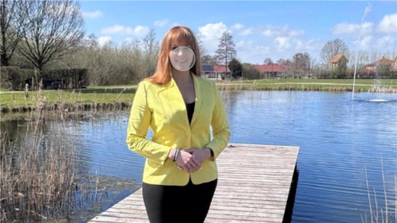 Samtgemeindebürgermeisterkandidatin Maren Kleinschmidt fühlt sich wohl in Ahlerstedt.