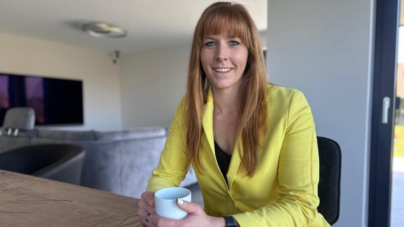 Samtgemeindebürgermeisterkandidatin Maren Kleinschmidt in ihrem neuen Zuhause in Ahlerstedt.