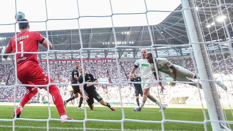 FC Augsburg verpasst Liga-Novum und schimpft über Schiri Samuel Essende (r) köpft sein erstes Bundeslga-Tor.