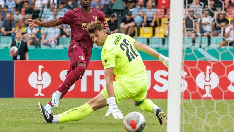 Nur Bochum scheitert: Zwölf Bundesligisten im Pokal weiter Samuel Essende von FC Augsburg trifft zum 2:1 gegen Viktoria Berlin.