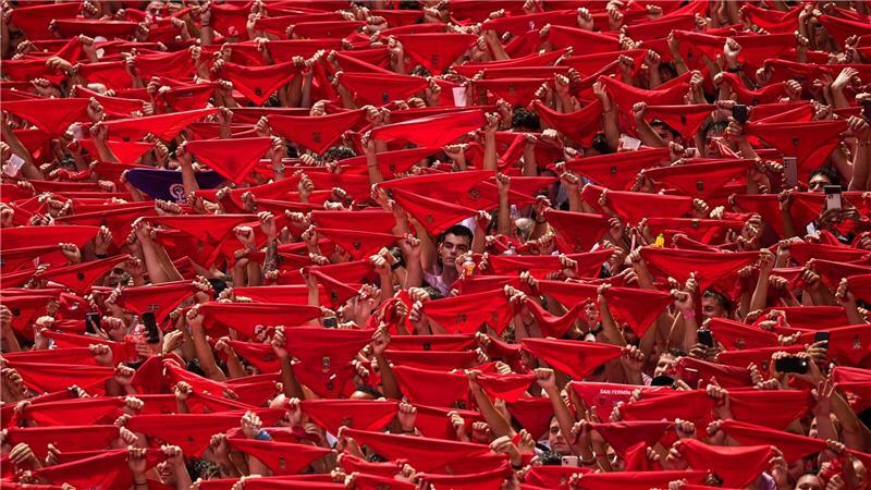 Bilder des Tages San Fermín beginnt: Feiernde schwenken rote Krawatten in Pamplona