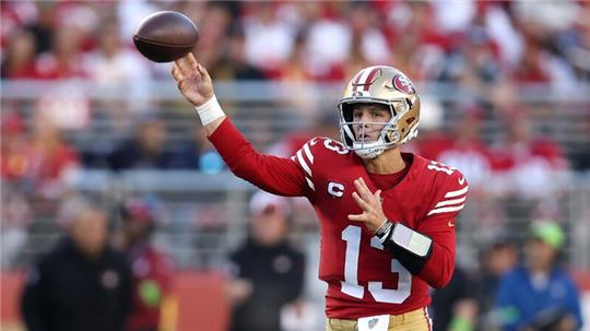 San Francisco 49ers Quarterback Brock Purdy (13) spielt einen Pass.