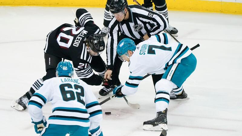 NHL: Sharks gelingt erster Auswärtssieg der Saison San Joses Nico Sturm (r) und New Jerseys Michael McLeod (M-l) stehen sich während des ersten Drittels gegenüber.