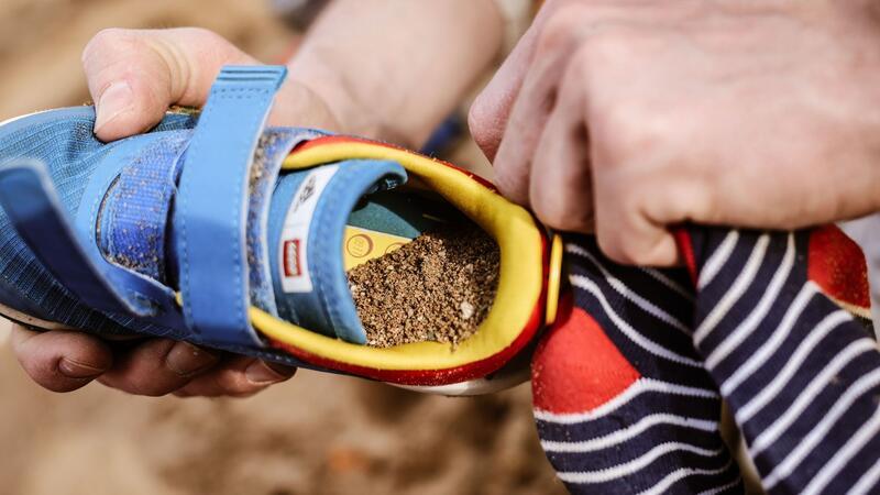 Warum haben Kinder immer so viel Sand in den Schuhen? Sand in Kinderschuhen ist keine Seltenheit. Aber ist das Phänomen gefährlich?