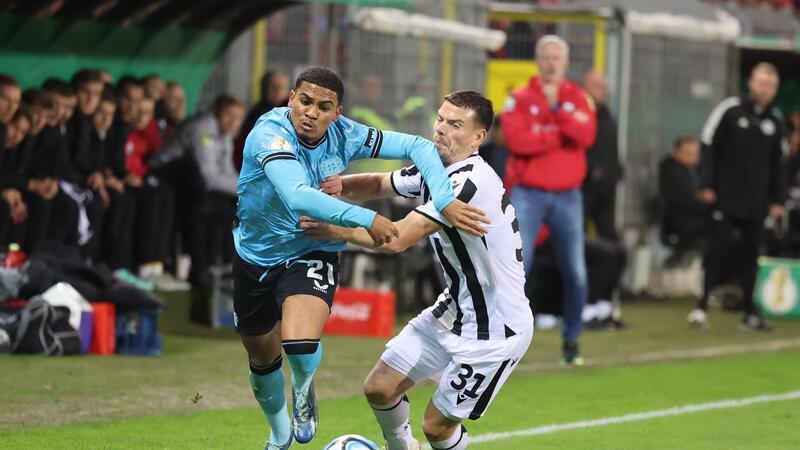 Sandhausens Jonas Weik (r) versucht, den Leverkusener Amine Adli zu stoppen.