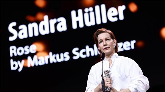 Sandra Hüller nimmt den Silbernen Bären entgegen.