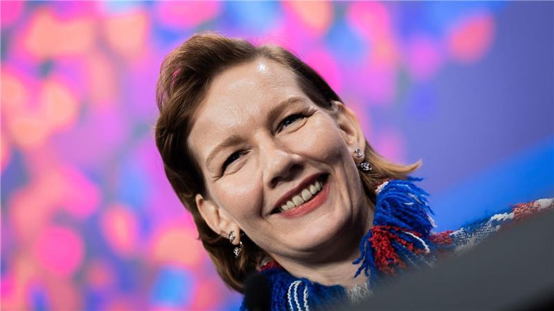 Sandra Hüller spricht über ihre Erfahrungen, eine Frau zu spielen, die sich als Mann ausgibt.