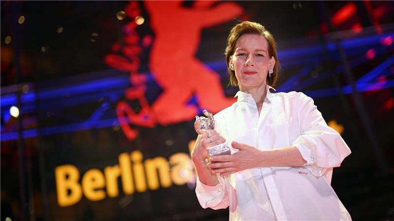 Sandra Hüller zeigt ihren Silbernen Bären für die beste schauspielerische Leistung in einer Hauptrolle im Film „Rose“ nach der Preisverleihung bei der Abschlussgala der Berlinale.