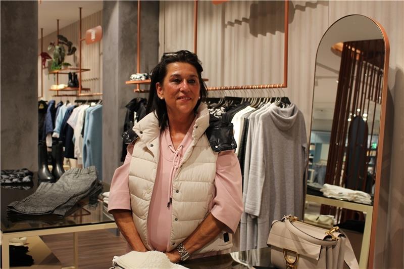Sandra Hüttenrauch arbeitet seit 15 Jahren im Modehaus Stackmann - derzeit im Premium-Bereich der Damenabteilung. Fotos: Frank