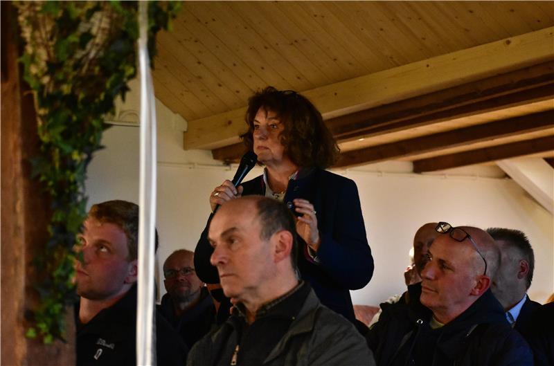 Sandra Lemmermann, Bürgermeisterin der Gemeinde Kutenholz, nutzt ebenfalls die Chance, mit dem Umweltminister zu reden - und hat dabei eine Bitte an alle Gäste.