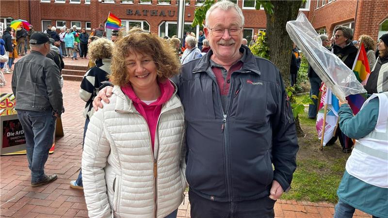 Sandra Lemmermann aus Kutenholz und Jörg Müller aus Deinste (beide CDU-Bürgermeister) haben sich den Gegendemonstranten angeschlossen.