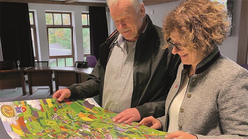 Wovon es in der Samtgemeinde Fredenbeck jetzt wimmelt Sandra Lemmermann und Jörg Müller entdecken sich auf dem neuen Wimmelbild sogar selbst.