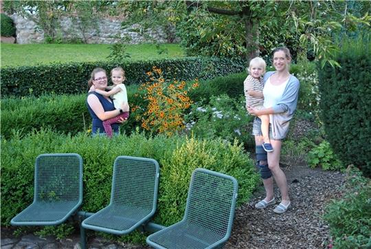 Sandra Müller mit Marje (5) und Hillit Coordes mit Finn (3) kümmern sich um ein grünes Dreieck in Nottensdorf. Foto: Lohmann
