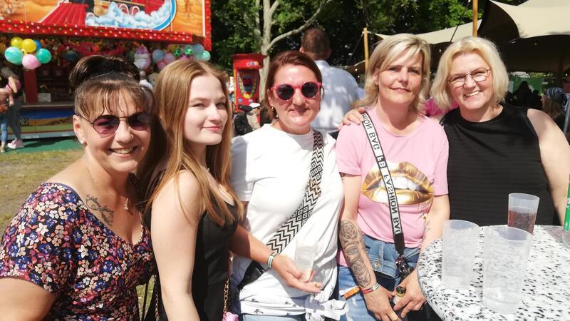 Nach Streit um Frühtanz: Geht Party auch parallel in Steinau und Lüdingworth? Sandra Schröder (2. von rechts) aus Cuxhaven ist mit Freundinnen und Arbeitskollegen nach Lüdingworth gekommen. Aus Altenwalde und Otterndorf haben sie es jetzt nicht mehr so weit zum Frühtanz.