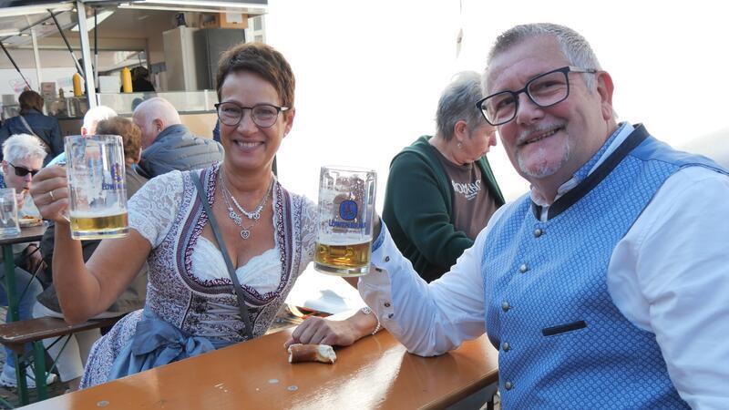 Sandra und Stephan Perbandt sind echte Oktoberfestfans und freuen sich schon auf das Fest in ihrem Heimatort Revenahe am nächsten Wochenende. Sie bedauern, dass in Buxtehude nur wenige Gäste in Tracht unterwegs sind.