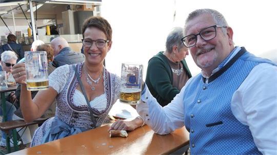 Sandra und Stephan Perbandt sind echte Oktoberfestfans und freuen sich schon auf das Fest in ihrem Heimatort Revenahe am nächsten Wochenende. Sie bedauern, dass in Buxtehude nur wenige Gäste in Tracht unterwegs sind.