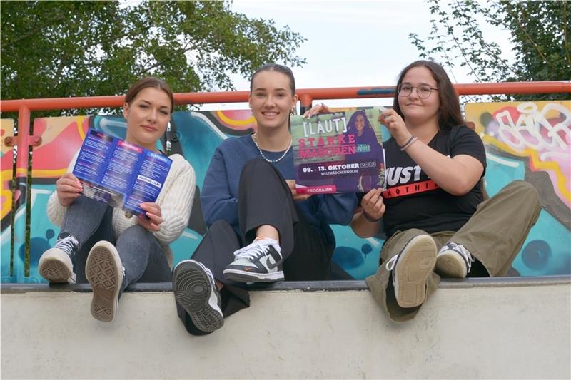 Sandrine Husstedt (20), angehende Erzieherin und Mia Isensee (19), Sozialarbeiterin im Bundesfreiwilligendienst (von links) sorgen mit Mädchen wie Sofia (15) für ein buntes Programm in Harsefeld. Foto: Fehlbus