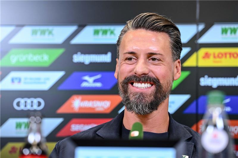 Sandro Wagner lächelt auf einer Pressekonferenz.