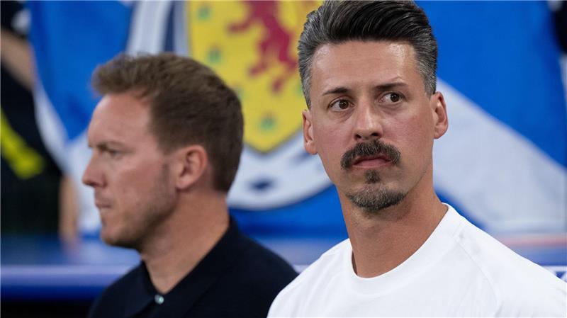 Sandro Wagner: Entscheidung erst nach Saisonende Sandro Wagner (r) hat mehrere Optionen für seine Zukunft.