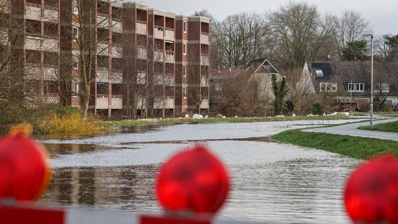 Dauereinsatz in den Hochwassergebieten Sandsäcke liegen auf einem durchweichten Deich vor evakuierten Wohnhäusern in Lilienthal bei Bremen.